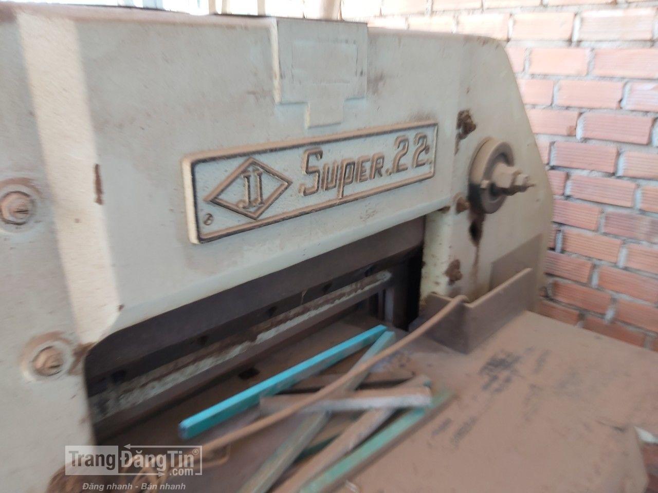 máy cắt xén giấy cỡ lớn bằng điện Super 22. (Nhật)