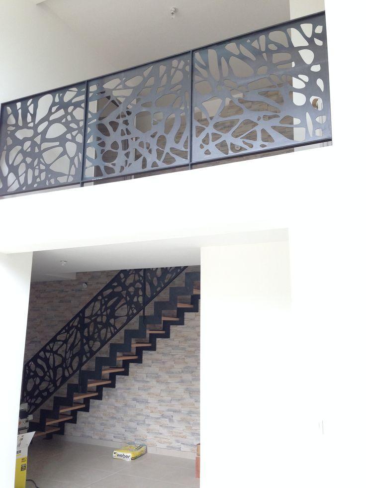 Cầu thang cắt CNC nghệ thuật, sơn tĩnh điện bền, đẹp 2020