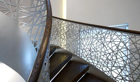 Cầu thang cắt CNC nghệ thuật, sơn tĩnh điện bền, đẹp 2020
